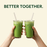 Cold Cup mit Iced Matcha Latte und Glas-Strohhalm